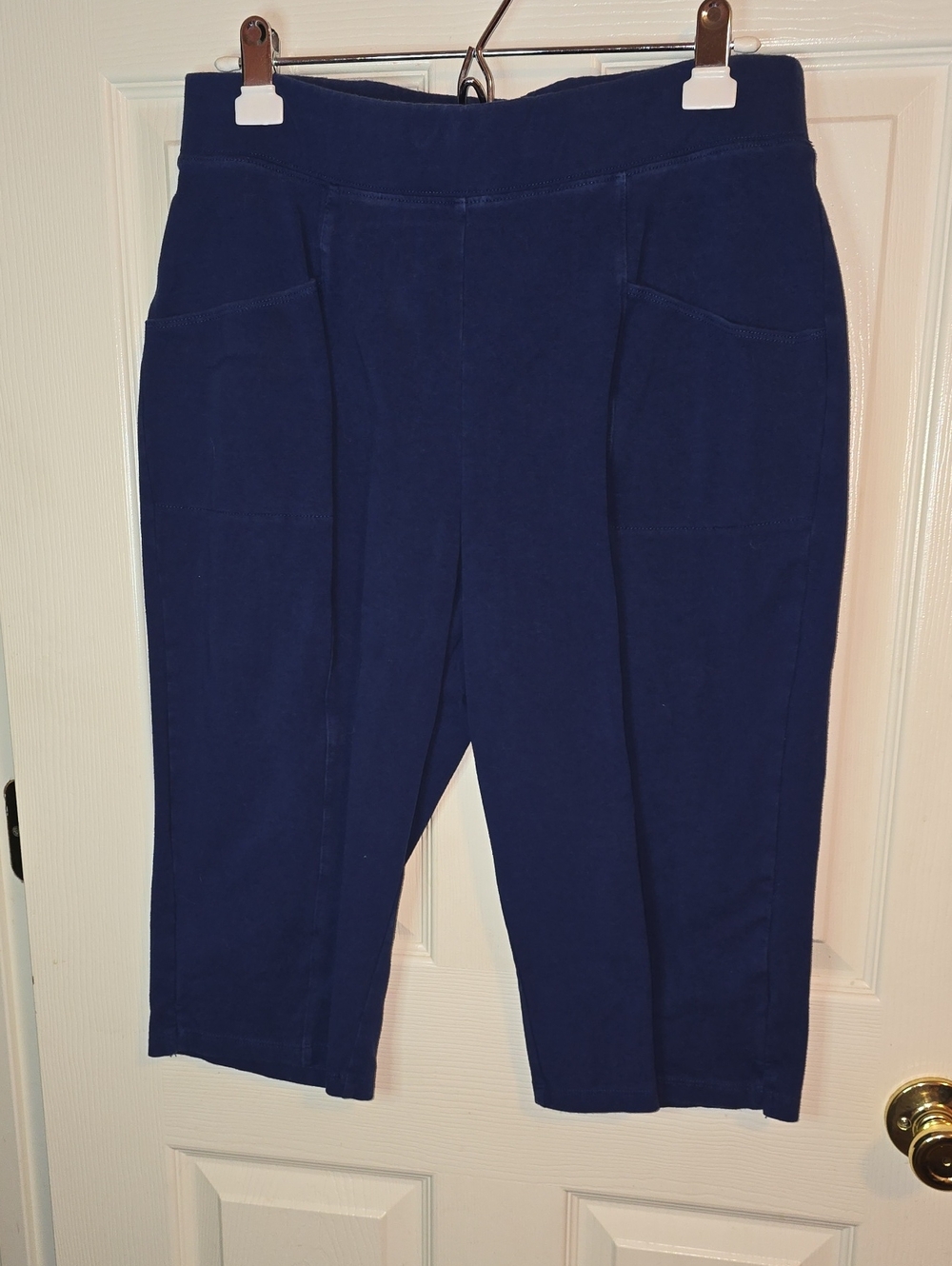 Stretch Pull-On Capri Pants in Navy